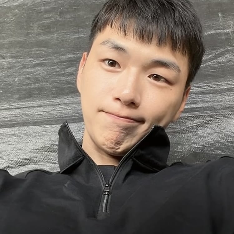 강다니엘도 BAD 가슴 튕기기…군복이 퍼스널 컬러