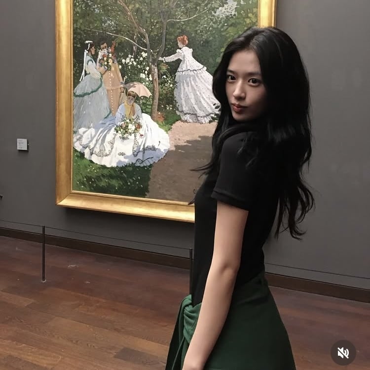 어릴 때 안 다녀봤나?…23세 안유진 “미술관은 처음이라”