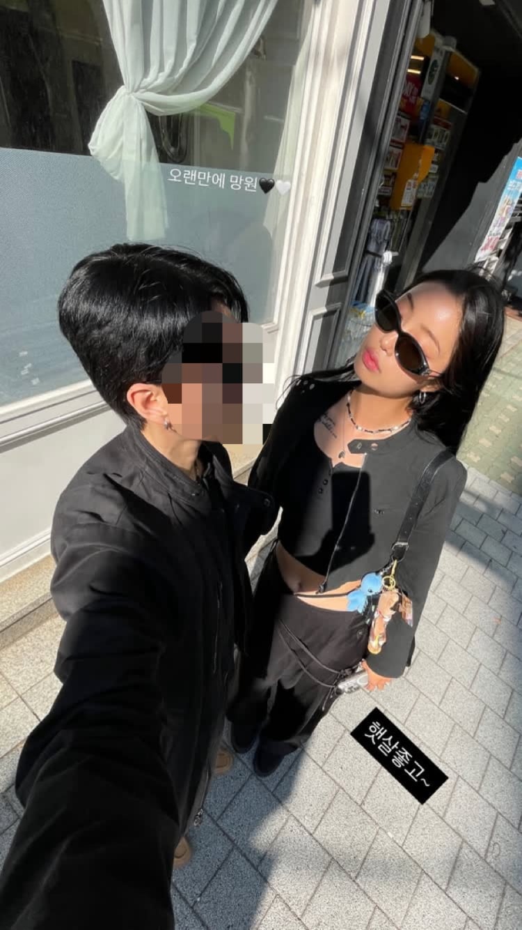 레즈비언 부부, 마포구 점령했다…올블랙으로 멋낸 모델 포스