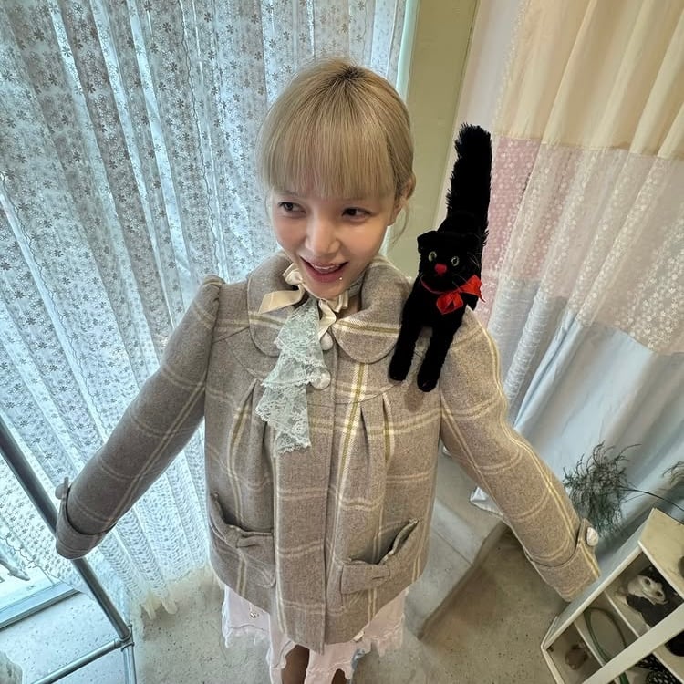 친구 옷 팔아주는 건 좋은데…지민, 레이스 주렁주렁에 난해한 패션