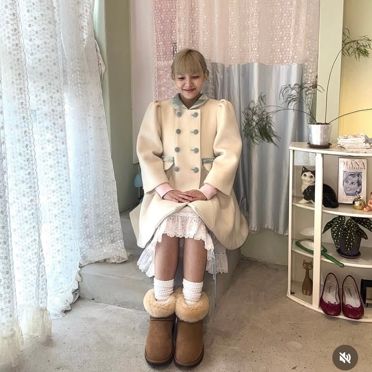 친구 옷 팔아주는 건 좋은데…지민, 레이스 주렁주렁에 난해한 패션