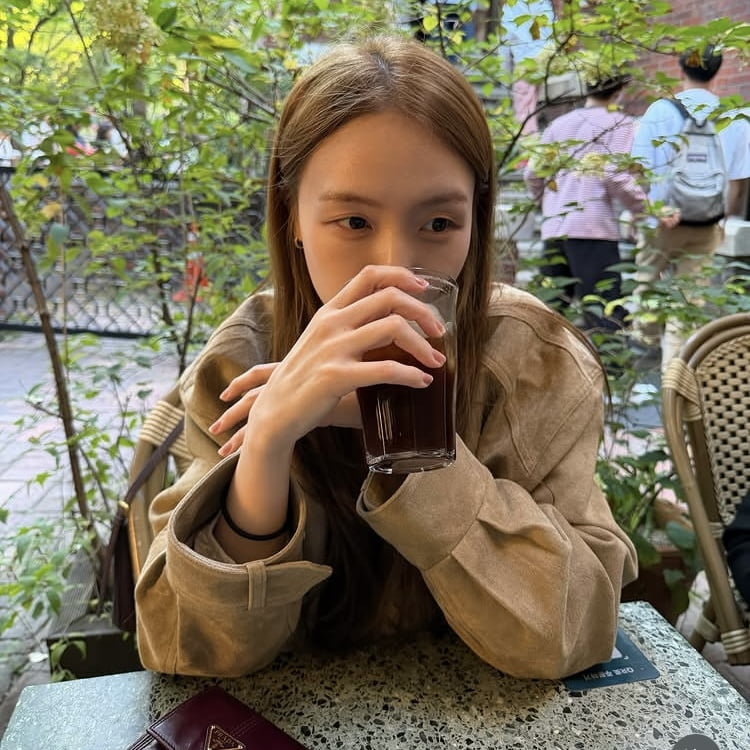 남편 온주완이 찍어줬나…10세 연하 방민아, 야외 테라스서 커피 한 잔