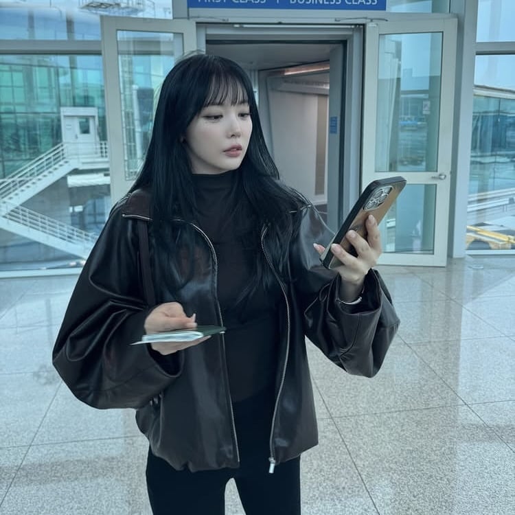 홍진영, 퍼스트클래스 탔나…명품백 들고 공항서 인증샷
