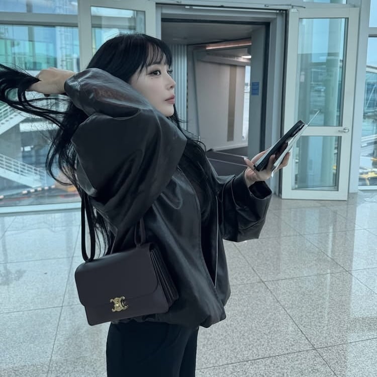 홍진영, 퍼스트클래스 탔나…명품백 들고 공항서 인증샷