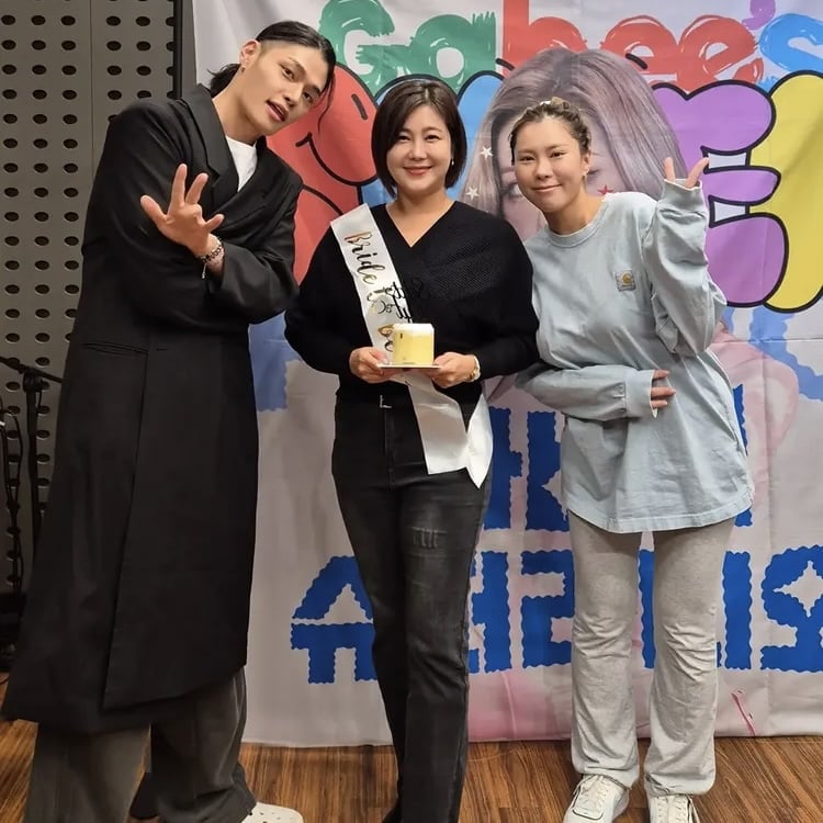 ‘4월의 신부’ 솔비, 결혼 준비하니 리즈 갱신…케이크 들고 센터 차지
