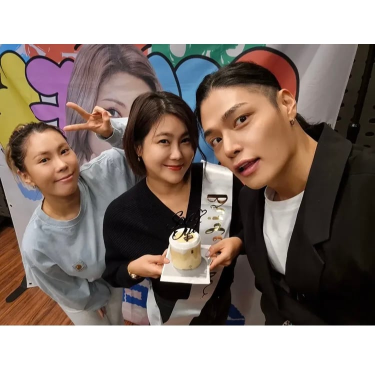 ‘4월의 신부’ 솔비, 결혼 준비하니 리즈 갱신…케이크 들고 센터 차지