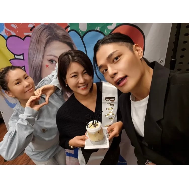 ‘4월의 신부’ 솔비, 결혼 준비하니 리즈 갱신…케이크 들고 센터 차지