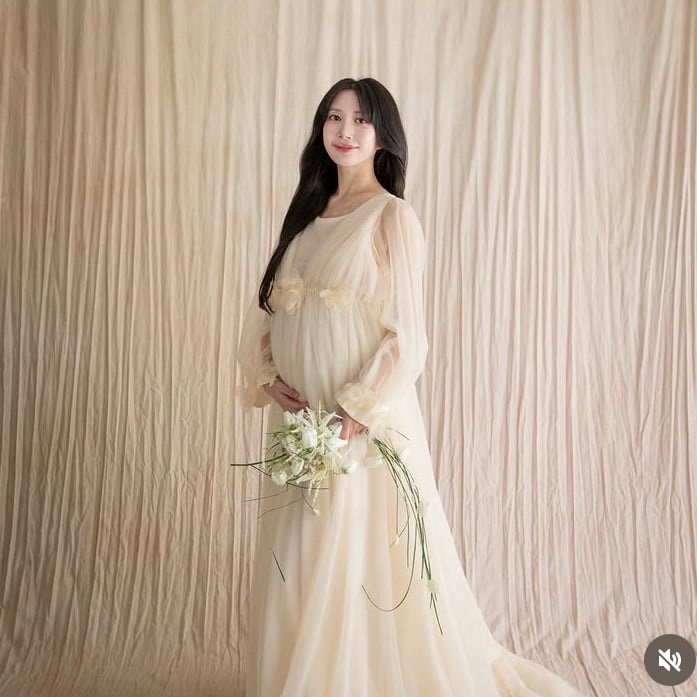 딸은 최악의 컨디션이었지만…아야네, 풍만한 D라인으로 둘째 만삭 화보 공개