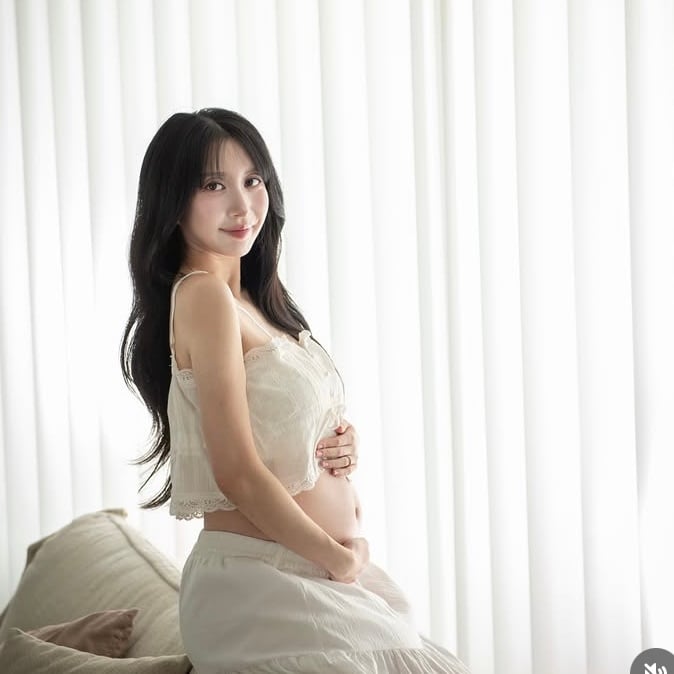 딸은 최악의 컨디션이었지만…아야네, 풍만한 D라인으로 둘째 만삭 화보 공개