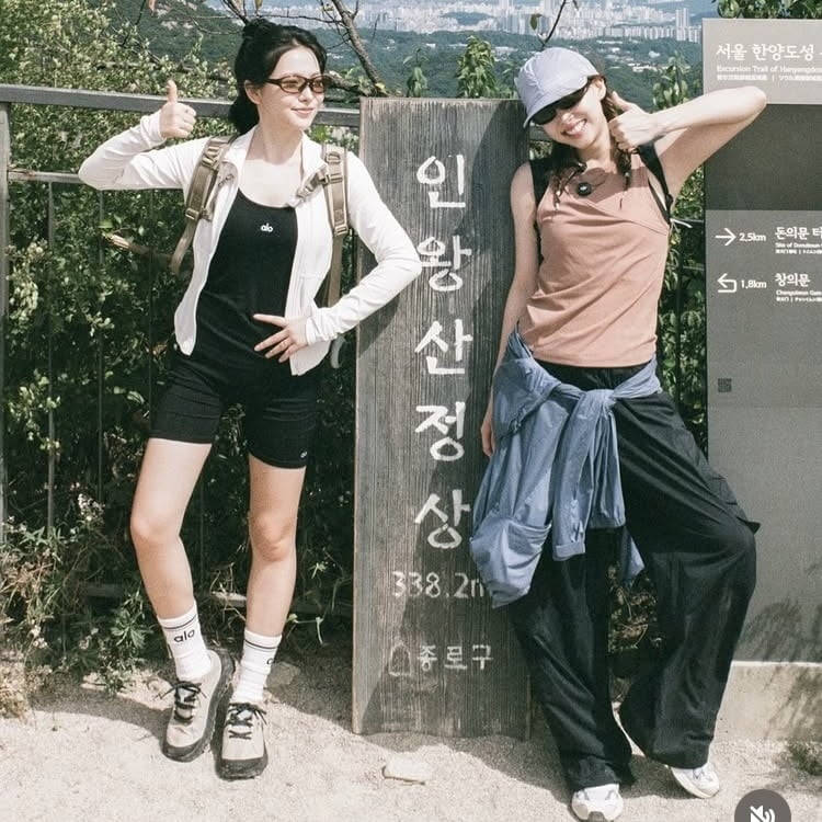 예리와 나연, 인왕산 정상서 따봉…“건강하고 행복하자”