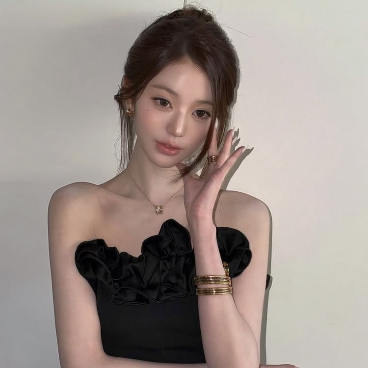 장원영, 쇄골에 물 고이겠어…뼈말라에 불가리 조합
