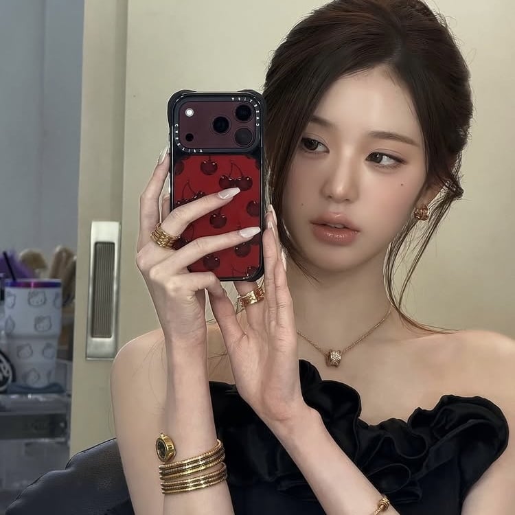 장원영, 쇄골에 물 고이겠어…뼈말라에 불가리 조합
