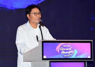 이수만, 29개월 만에 국내 무대 공식 복귀…신인 쇼케이스에 직접 나선다