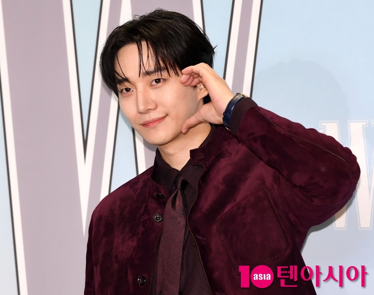 이준호가 취재진 앞에서 포즈를 취하고 있다. / 사진=텐아시아DB