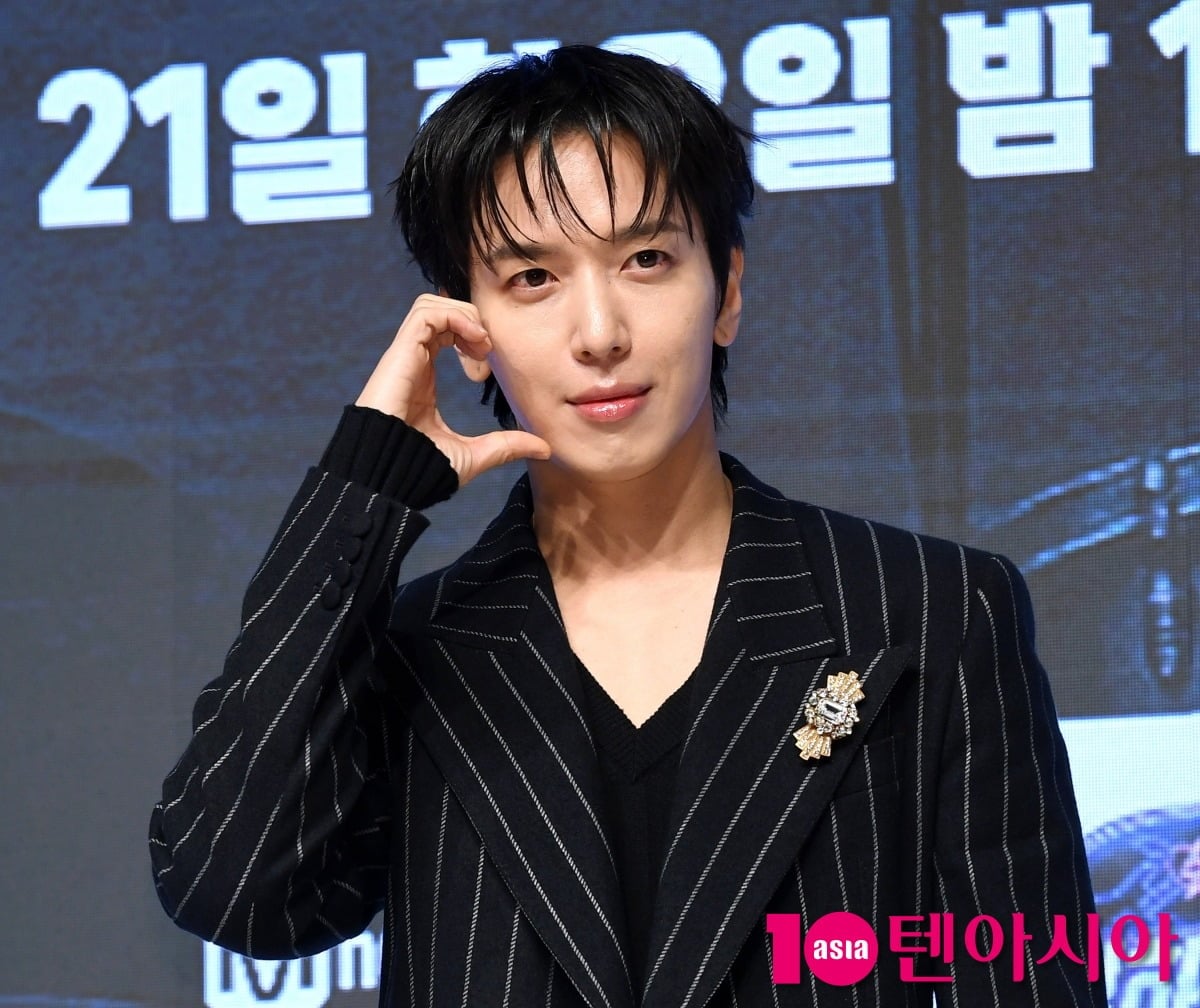 정용화가 포즈를 취하고 있다. / 사진=텐아시아DB