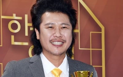 육중완, 16살 연상 재력女에 ♥대시 받았다…"매일 찾아와 팁 건네" ('라스')