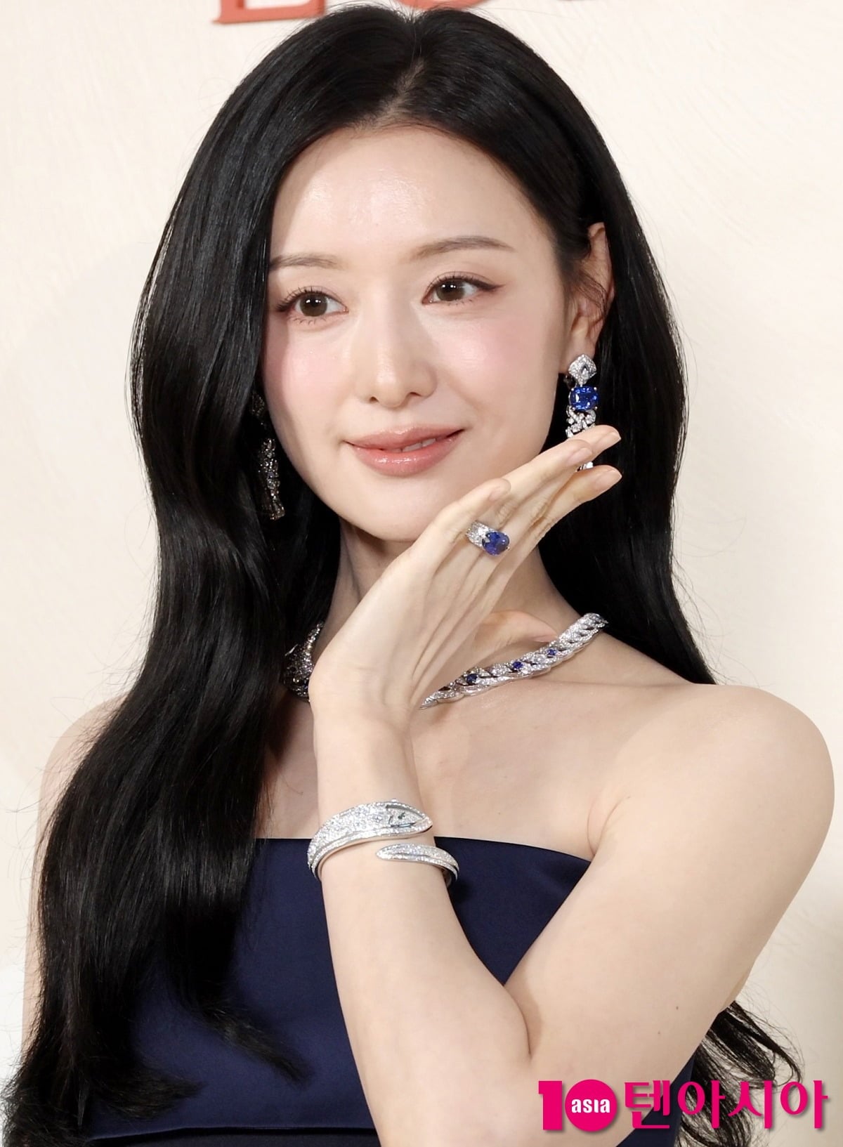 김지원이 취재진 앞에서 포즈를 취하고 있다. / 사진=텐아시아DB