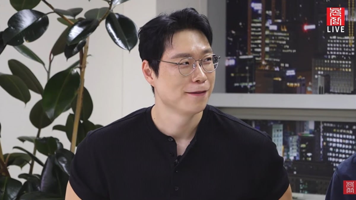 '나는 솔로' 33기 출연진이 방송 때와 확 달라진 모습으로 라이브 방송에 등장했다./사진=유튜브 채널 '촌장' 캡처