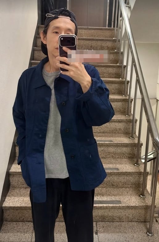 배우 봉태규가 근황을 전하고 있다. 모자 옆으로 히끗 삐져나온 흰머리가 눈길을 끈다. / 사진=봉태규 SNS
