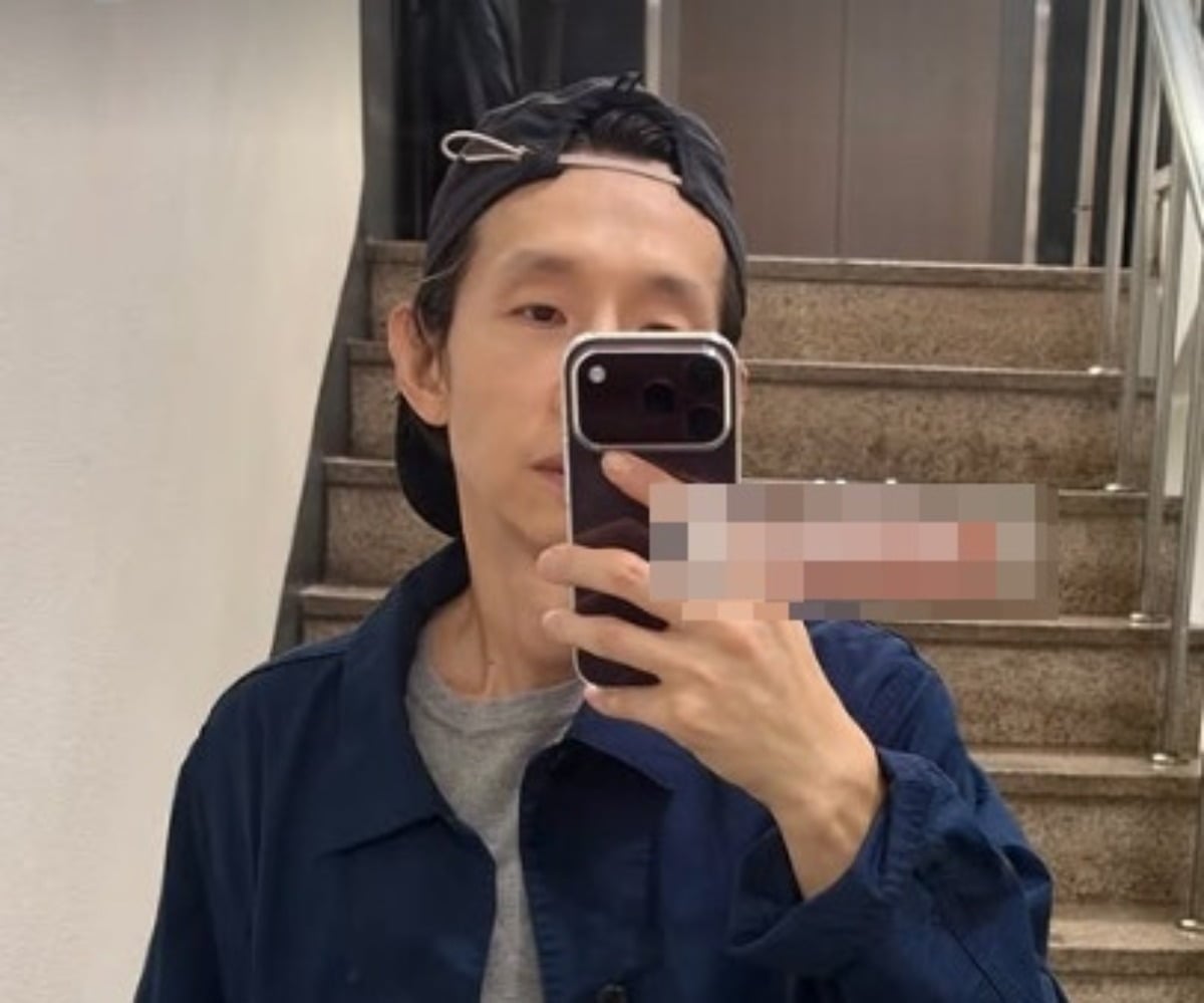 배우 봉태규가 근황을 전하고 있다. 모자 옆으로 삐져나온 흰머리가 눈길을 끈다. / 사진=봉태규 SNS