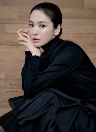 송혜교, 검은 옷만 입었다 하면 고트해져…표정하나 없는데 인간 '블랙스완'