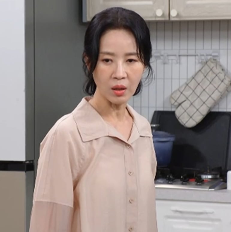 김희정이 장남의 이혼 사실을 알게 된 데 이어 둘째 아들의 집에서 압류 딱지까지 발견한다. / 사진 제공: KBS 1TV 일일드라마 
