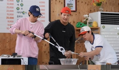'35년 만에 첫 녹화 취소' 유재석, 야윈 근황 포착…헐렁한 맨투맨 핏에 소멸 직전 얼굴 ('런닝맨')