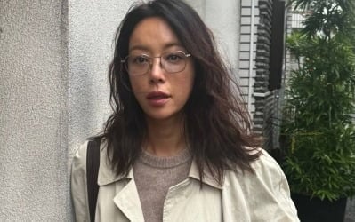황정음 '퀭한 얼굴', 다 내려놨네…가슴 보형물 제거→화려함 싹 걷어낸 근황