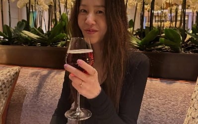 고현정, 와인잔 든 손까지 뼈말라…55세 믿기지 않는 극세사 몸매