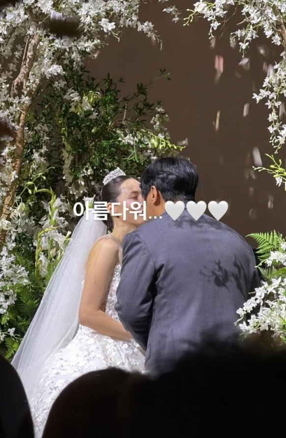 코미디언 박성광과 아내 이솔이가 가수 KCM(강창모)의 결혼식에 참석했다./사진=SNS 갈무리