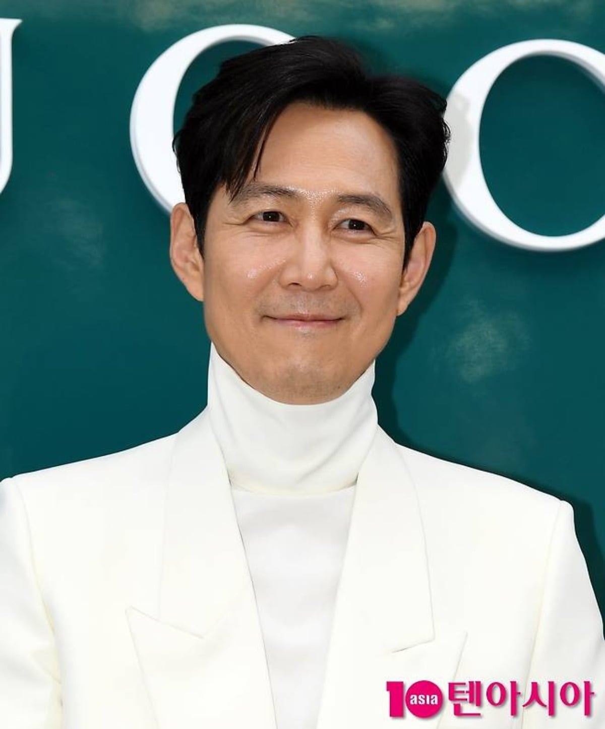 배우 이정재가 공식석상에서 취재진을 향해 미소를 짓고 있다. / 사진=텐아시아 DB
