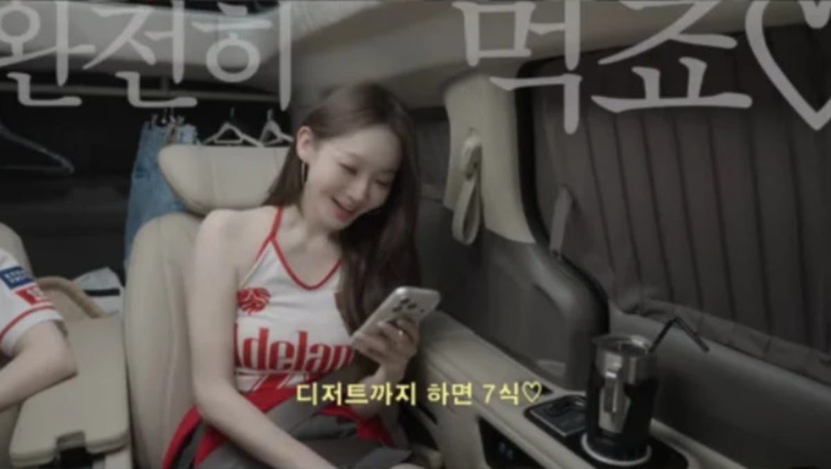 다비치 멤버 강민경이 팬들의 질문에 답하고 있다. / 사진=유튜브 채널 '걍밍경' 캡처