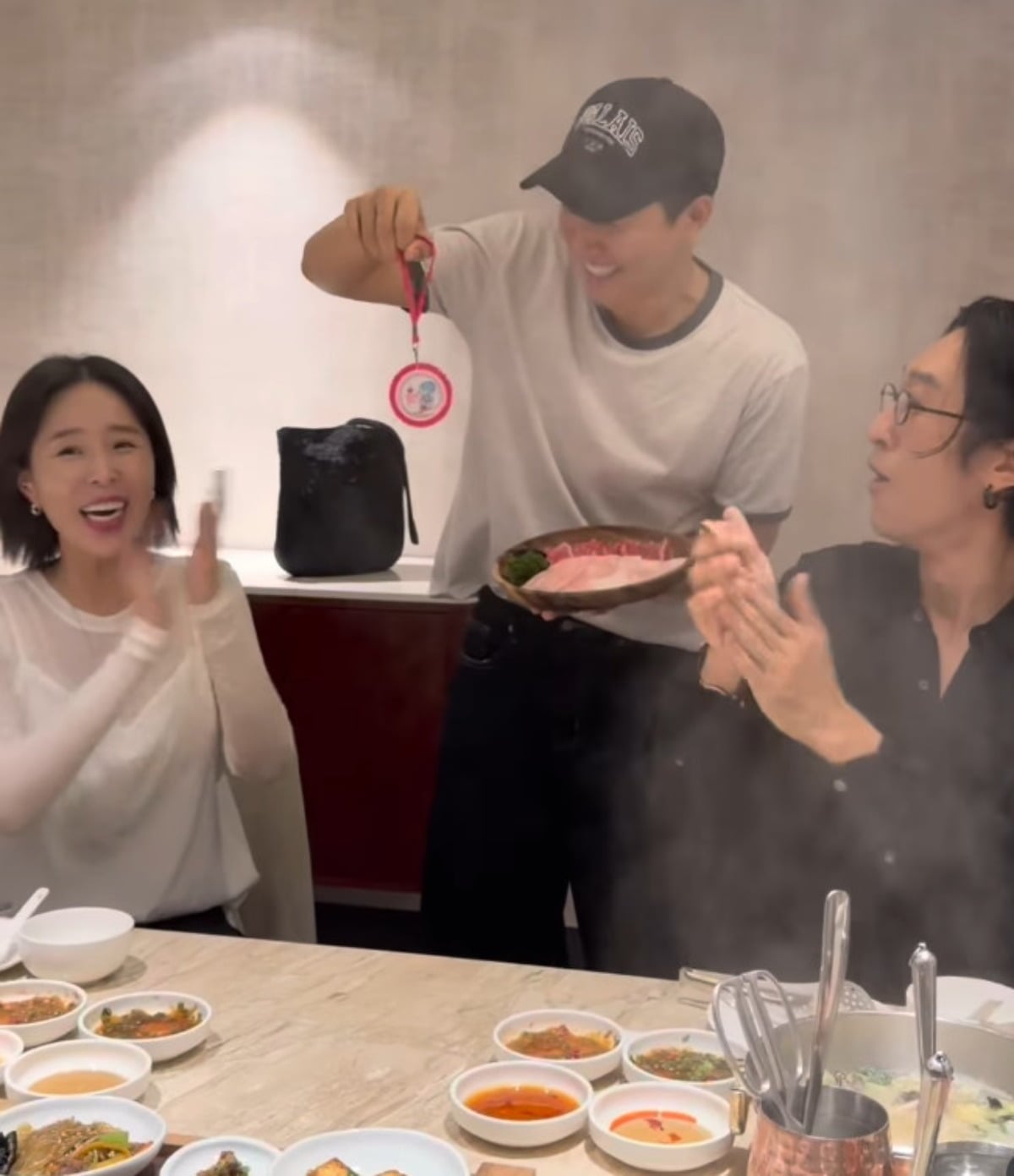 김종민이 코요태 멤버들에게 임산부 뱃지를 보여주고 있다. / 사진=신지 SNS