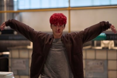 구교환 '부활남', 제목값 제대로 했다…첫날 4위→韓영화 1위