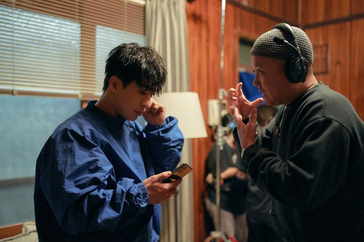 '부활남: 더 레드'의 촬영 현장이 공개됐다. / 사진=롯데엔터테인먼트