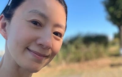 '59세' 김희애, 외모 평가 무색한 미모…초근접 셀카에도 굴욕 無