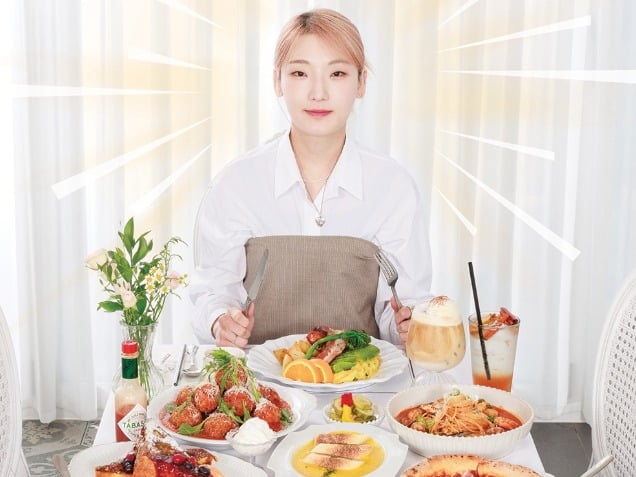 유튜브가 섭식장애를 조장할 우려가 있는 콘텐츠의 광고 수익을 제한하면서 먹방을 전면에 내세운 TV 예능에도 시선이 향하고 있다./사진제공=코미디TV