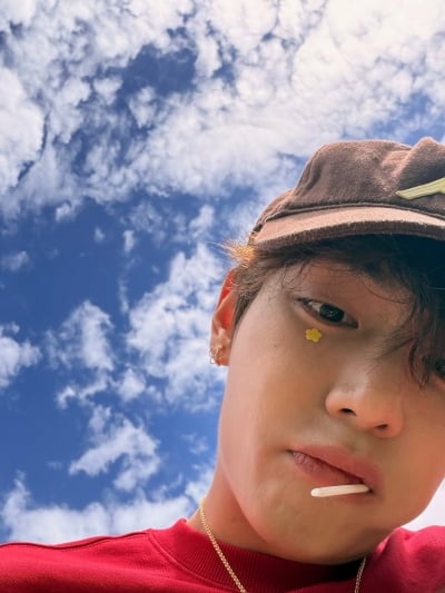 BTS 뷔, 막대사탕 물고 초근접 셀카…내추럴한 모습도 잘생김 '뿜뿜'