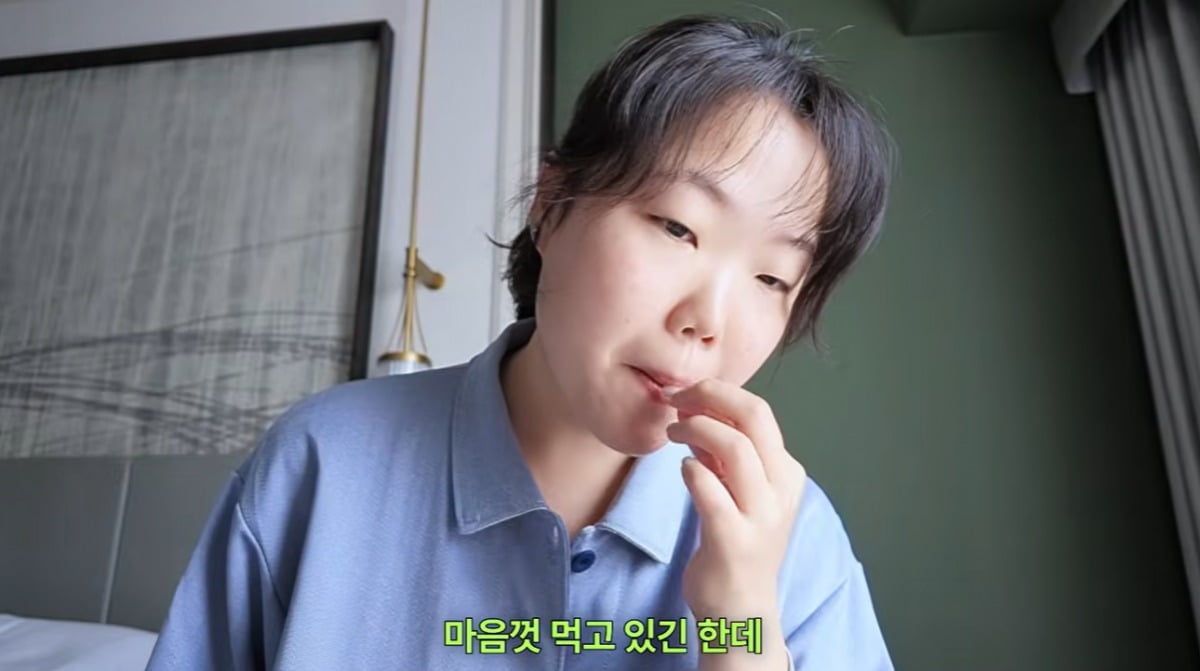 악뮤(AKMU) 이수현이 30kg 감량 후 일본에서 마음껏 먹고 있는 근황을 전했다./사진=이수현 유튜브 채널 캡처