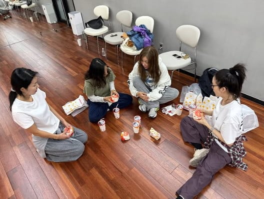 핑클 멤버들이 연습실에 모여있는 모습. / 사진=이효리 SNS