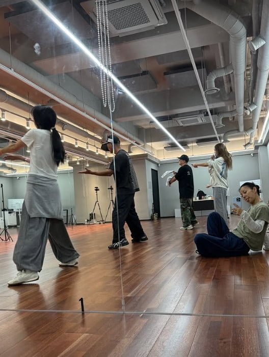핑클 멤버들이 연습실에 모여있는 모습. / 사진=이효리 SNS