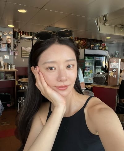 '37세' 이주빈, 길에서 만난 강아지 보고 '활짝'…영화 속 한 장면 같네