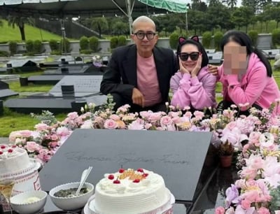 "한국 안 돌아가" 구준엽, 故서희원 떠난 지 1년 8개월…생일에 홀로 묘소 지켰다
