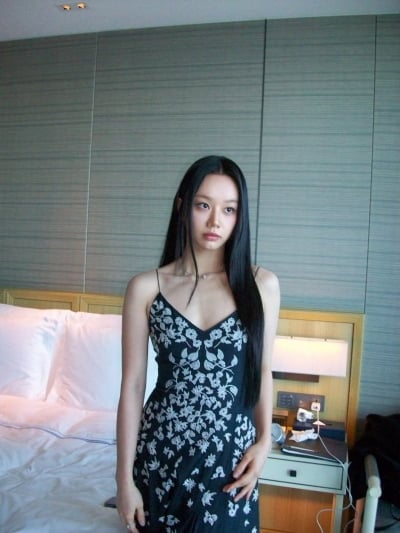 '32세' 혜리, 슬립 드레스 입고 슬림 비주얼…뱃살 논란 생각도 안 나네