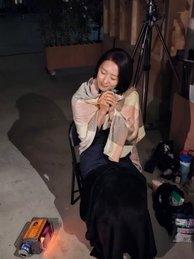 '59세' 김희애, 주름 논란 싹 지운 미모…멀리서 봐도 빛나는 피부