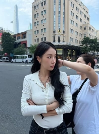 소유, 거리서 포착된 '여신 비주얼'…'20kg 감량'하고 밀착 의상 완벽 소화