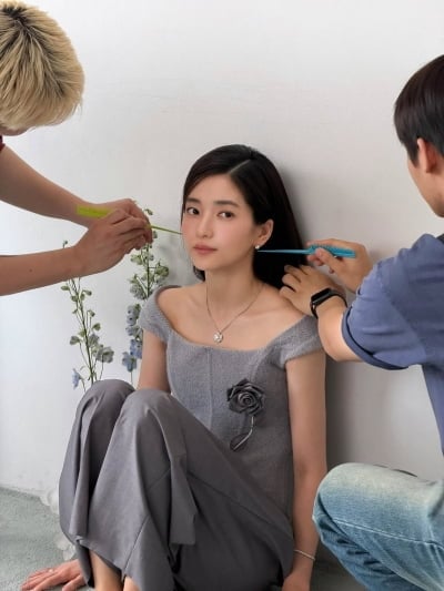 '36세' 김태리, 오랜만에 전한 근황 보니…여리여리한 몸매로 '공주력' 제대로 뽐냈다