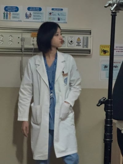 '34세' 김지원, 외과의사 변신 제대로 했다…가운이 이렇게 찰떡이라니