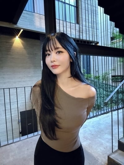 '41세 미혼' 홍진영, 볼륨감 이정도였나…딱붙는 상의 입고 미모자랑