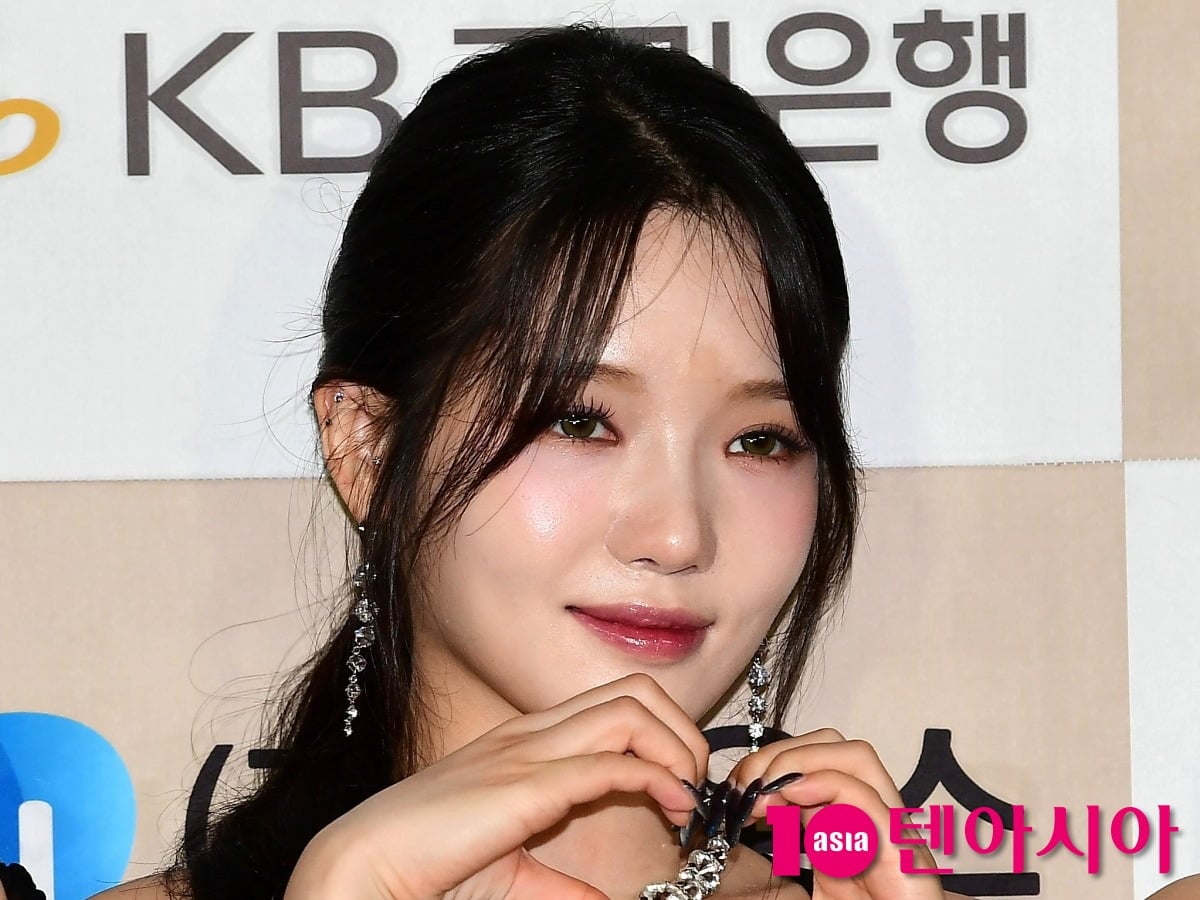 노지선이 공식 행사에 참석해 하트 포즈를 취하고 있다./사진=텐아시아DB